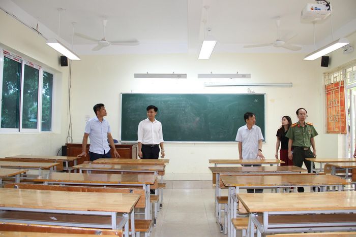 Đoàn công tác kiểm tra phòng thi tại điểm thi Trường THPT Hợp Thanh. Ảnh: Biên Phạm