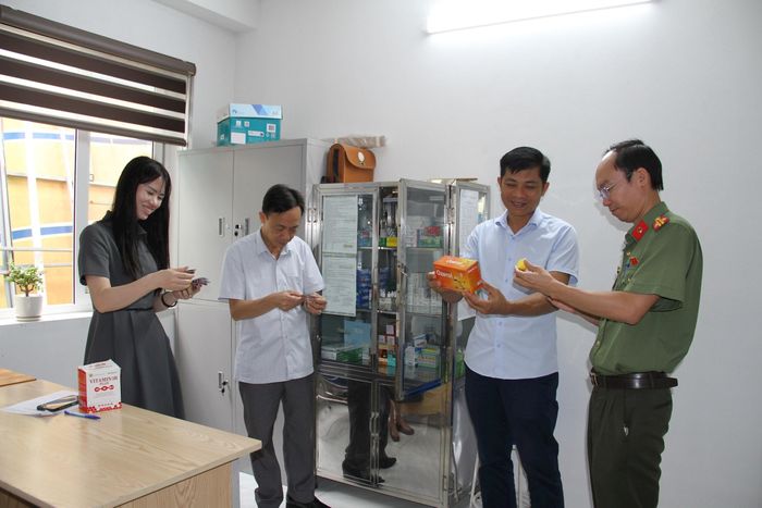Kiểm tra công tác y tế tại điểm thi Trường THPT Mỹ Đức A. Ảnh: Biên Phạm