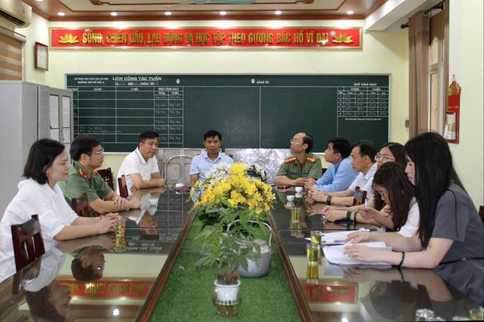 Đoàn công tác của xã Mỹ Đức làm việc tại điểm thi Trường THPT Mỹ Đức A. Ảnh: Biên Phạm