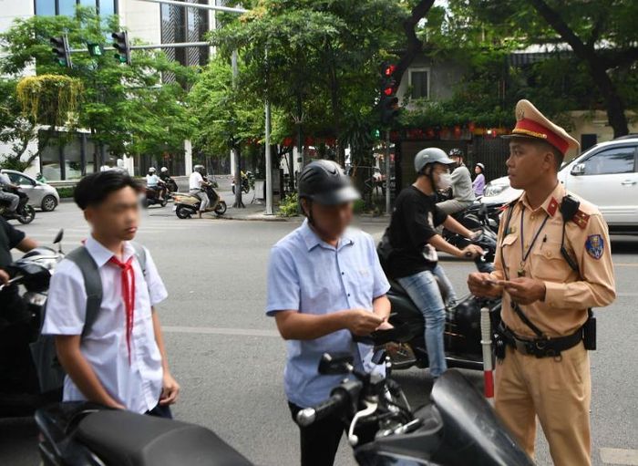 Việc xử lý vi phạm đi đôi với tuyên truyền phổ biến pháp luật. Ảnh: Ngọc Tiến