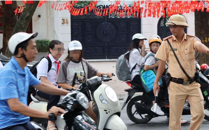 Cảnh sát giao thông, Công an thành phố Hà Nội triển khai chuyên đề xử lý phụ huynh vi phạm luật. Ảnh: Ngọc Tiến