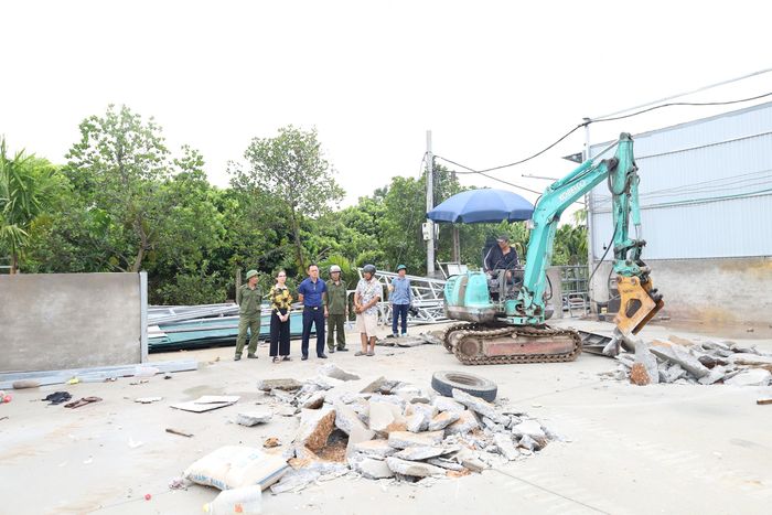 Bí thư Đảng ủy, Chủ tịch HĐND phường Chương Mỹ Phí Minh Hải biểu dương một hộ dân tự tháo dỡ công trình trên đất vi phạm. Ảnh: Kim Nhuệ