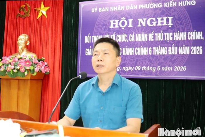 Phó Chủ tịch UBND phường Trần Mạnh Hải phát biểu tại buổi đối thoại. Ảnh: Tuấn Điệp