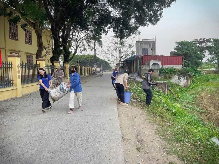 Tổng vệ sinh môi trường đang trở thành việc làm thường xuyên mỗi dịp cuối tuần ở xã Phúc Sơn. Ảnh: Kim Văn
