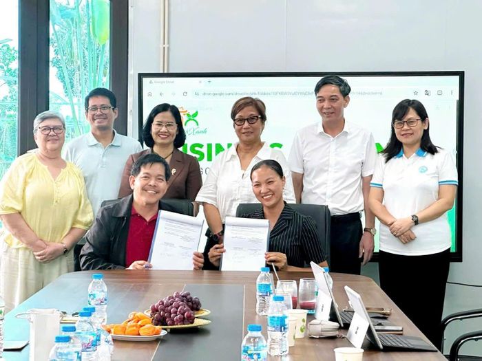 Đoàn đại diện doanh nghiệp Philippines và Hợp tác xã Hà Nội Xanh ký kết hợp tác liên kết trong sản xuất, chế biến và tiêu thụ sản phẩm. Ảnh: NM