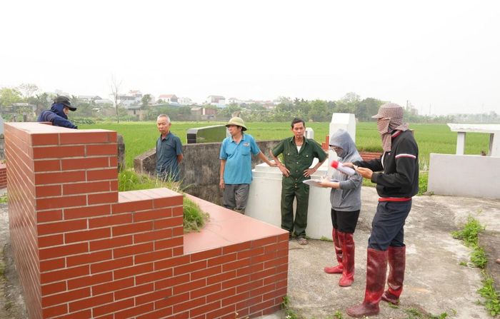 Công tác kiểm đếm mồ mả tại thôn Tân Dân 1. Ảnh: NL