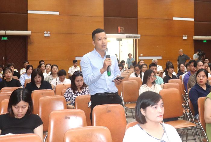 Đại biểu phát biểu tại hội nghị đối thoại do UBND phường Bạch Mai tổ chức.