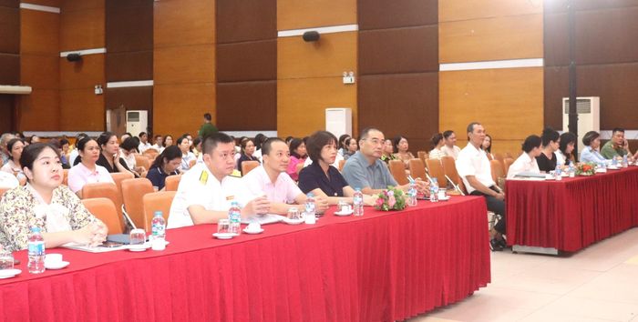 Lãnh đạo phường Bạch Mai và các đại biểu dự hội nghị đối thoại