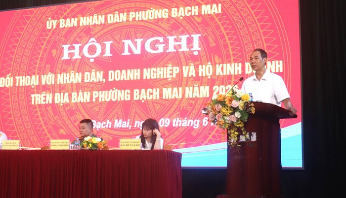 Phó Chủ tịch UBND phường Bạch Mai Nguyễn Hoành Dũng phát biểu tại hội nghị.