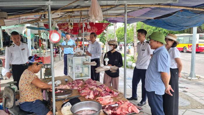Đoàn kiểm tra Sở Nông nghiệp và Môi trường đi kiểm tra an toàn vệ sinh thực phẩm tại các chợ trên địa bàn xã Thư Lâm. Ảnh: Ánh Dương