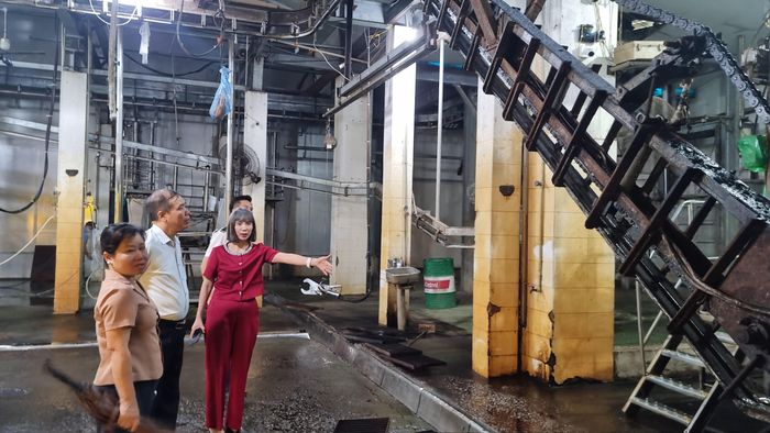 Đoàn kiểm tra Sở Nông nghiệp và Môi trường đi kiểm tra thực tế sơ sở giết mổ tập trung tại Công ty cổ phần Đông Thành (xã Thư Lâm). Ảnh: Ánh Dương