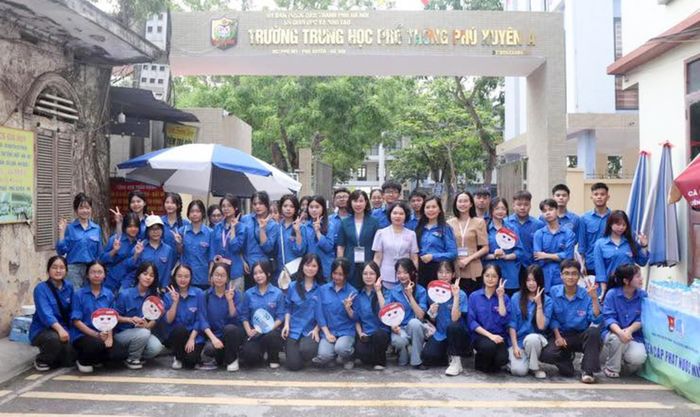 Kỳ thi có sự hỗ trợ tích cực của các tổ chức đoàn thể và lực lượng thanh niên tình nguyện.