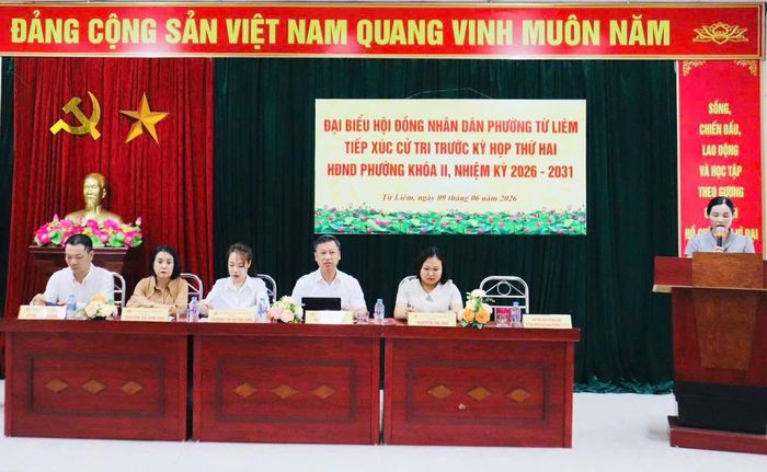 Tổ đại biểu HĐND phường số 3 tiếp xúc cử tri tại các tổ dân phố Mỹ Đình 2 sáng 9-6. Ảnh: PV