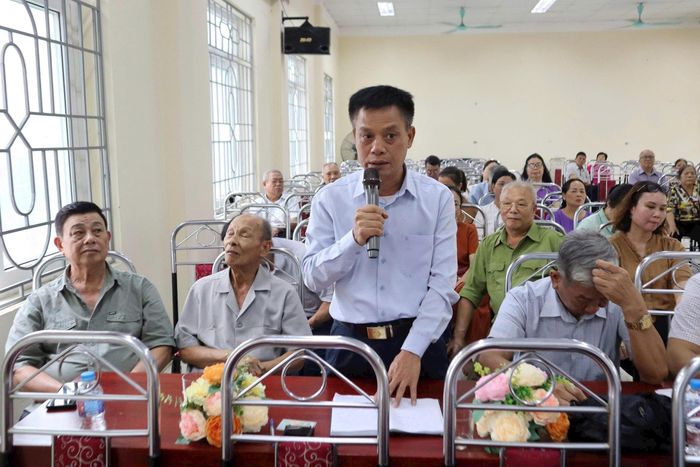 Cử tri khu vực Mỹ Đình 2 phát biểu ý kiến tại buổi tiếp xúc cử tri ngày 9-6. Ảnh: PV