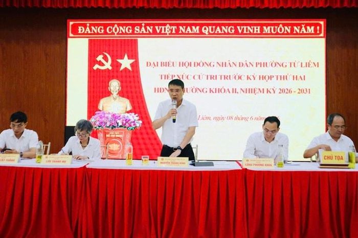Chủ tịch UBND phường Từ Liêm Nguyễn Thanh Bình phát biểu tại buổi tiếp xúc cử tri. Ảnh: PV