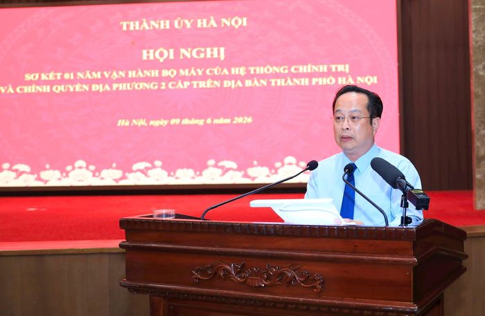 Phó Chủ tịch Thường trực HĐND thành phố Hà Nội Trần Thế Cương trình bày tham luận tại hội nghị. Ảnh: Quang Thái