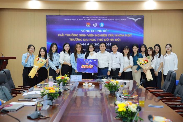Đại diện Ban lãnh đạo Trường Đại học Thủ đô Hà Nội trao giải Nhất cho nhóm sinh viên. Ảnh: ND