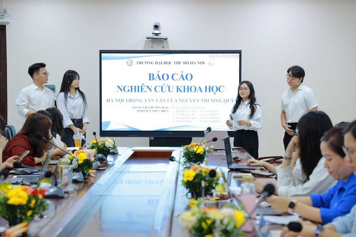 Các nhóm tác giả báo cáo đề tài tại vòng chung kết giải thưởng. Ảnh: ND