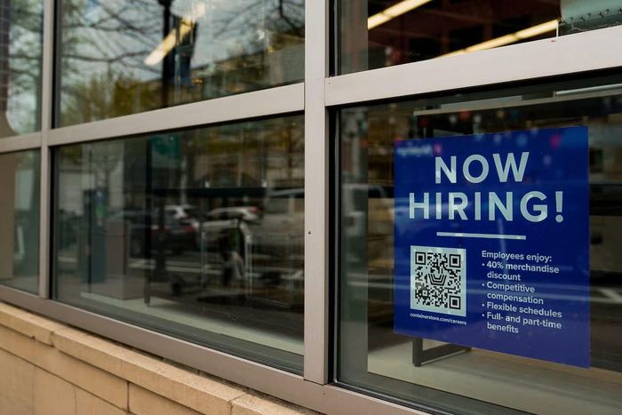 Biển tuyển dụng kèm mã QR được dán trên cửa sổ một cơ sở kinh doanh ở Arlington, bang Virginia, Mỹ. Ảnh: Reuters