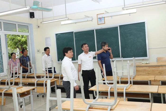 Lãnh đạo xã Bất Bạt kiểm tra công tác chuẩn bị cho kỳ thi tốt nghiệp THPT năm 2026. Ảnh: Khương Tuấn