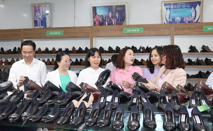 Hội Nông dân thành phố Hà Nội, Đà Nẵng và Đồng Nai tham quan, trải nghiệm tại làng nghề sản xuất giày dép da Phú Yên, xã Chuyên Mỹ. Ảnh: Hải Yến 