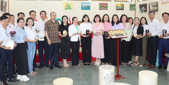 Hội Nông dân thành phố Hà Nội, Đà Nẵng và Đồng Nai tham quan, trải nghiệm tại làng nghề khảm trai sơn mài Chuyên Mỹ - “Làng nghề thủ công thế giới”. Ảnh: Hải Yến 