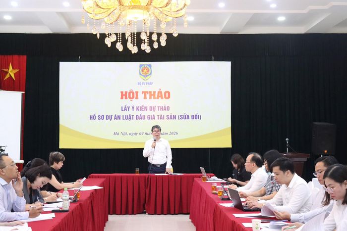 Phó Cục trưởng Cục Bổ trợ tư pháp (Bộ Tư pháp) Lê Văn Tuấn chủ trì hội thảo. Ảnh: PV