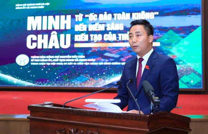Bí thư Đảng ủy, Chủ tịch HĐND xã Minh Châu Nguyễn Đức Tiến tham luận tại hội nghị. Ảnh: Quang Thái