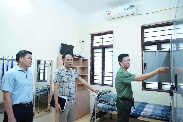 Chủ tịch UBND phường Chương Mỹ Trịnh Duy Oai dẫn đầu đoàn công tác kiểm tra cơ sở vật chất các điểm thi tốt nghiệp THPT trên địa bàn. Ảnh: Huệ Chi