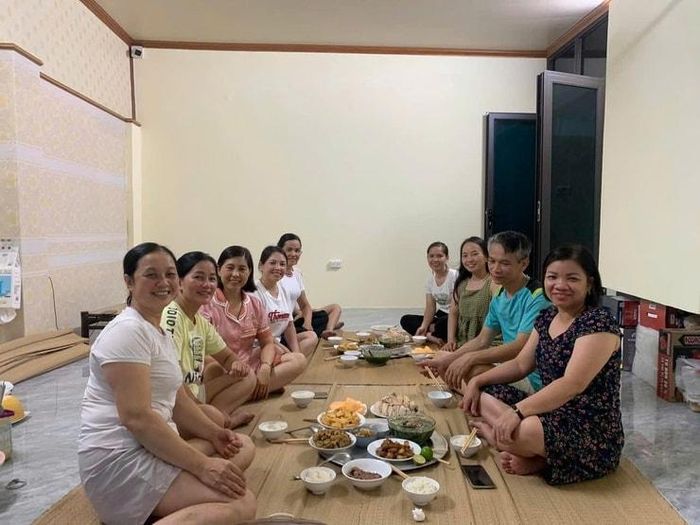 Các thí sinh được gia đình chị Nguyễn Thị Vân Anh hỗ trợ trong kỳ thi tốt nghiệp THPT năm 2025. Ảnh: TN
