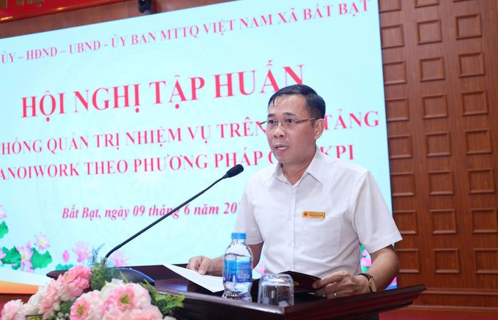 Phó Chủ tịch UBND xã Bất Bạt Nguyễn Việt Giao phát biểu tại hội nghị. Ảnh: KT