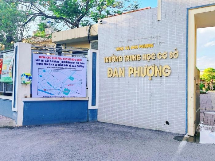 Sơ đồ điểm thi và điểm chờ cho phụ huynh được niêm yết trước cổng Trường THCS Đan Phượng. Ảnh: ĐP