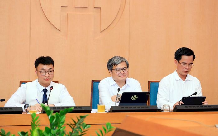 Phó Chủ tịch UBND thành phố Hà Nội Trương Việt Dũng trao đổi với đoàn đại biểu Đại học Bang Arizona. Ảnh: Cẩm Anh