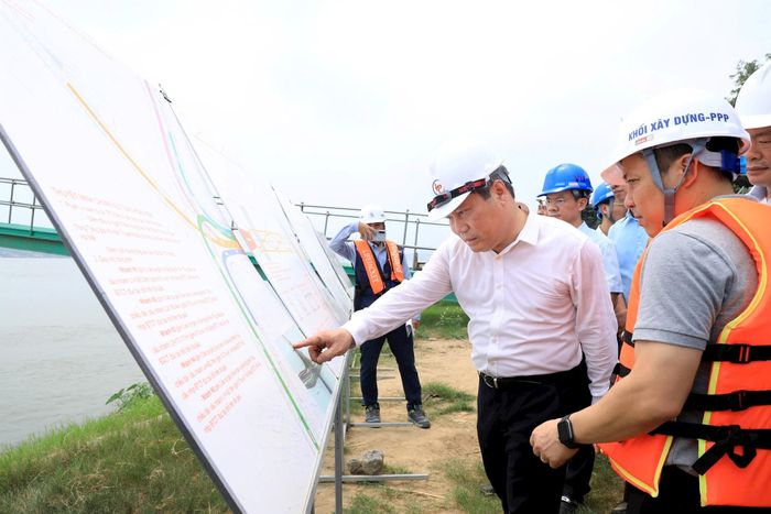 Chủ tịch UBND thành phố Hà Nội Vũ Đại Thắng trong một buổi kiểm tra hiện trường dự án. Ảnh: Phạm Linh