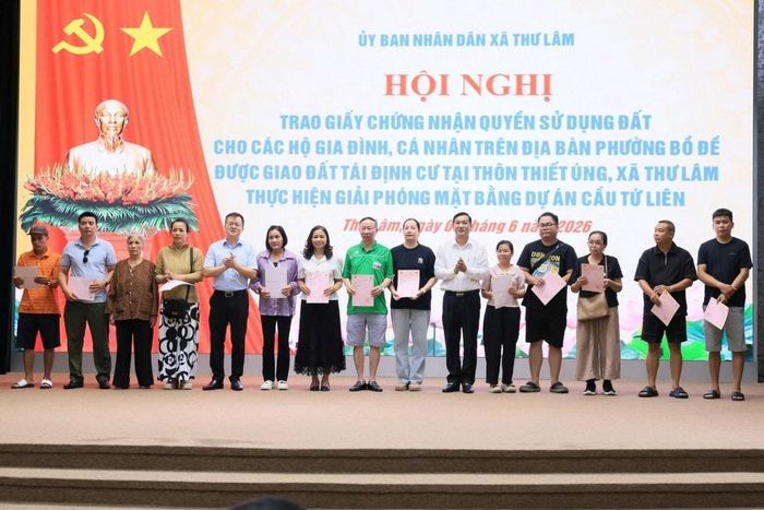 UBND xã Thư Lâm trao Giấy chứng nhận quyền sử dụng đất cho 48 hộ dân thuộc diện GPMB dự án cầu Tứ Liên. Ảnh: Danh Thiết