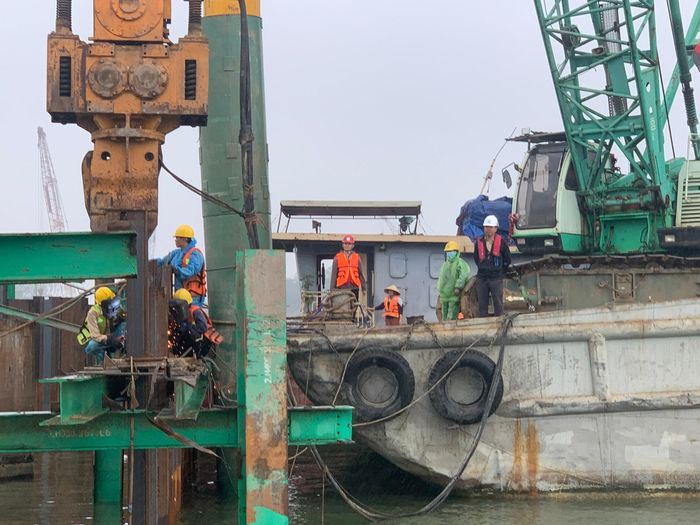 Các nhà thầu huy động lực lượng, máy móc, tổ chức thi công "3 ca, 4 kíp". Ảnh: Tuấn Lương