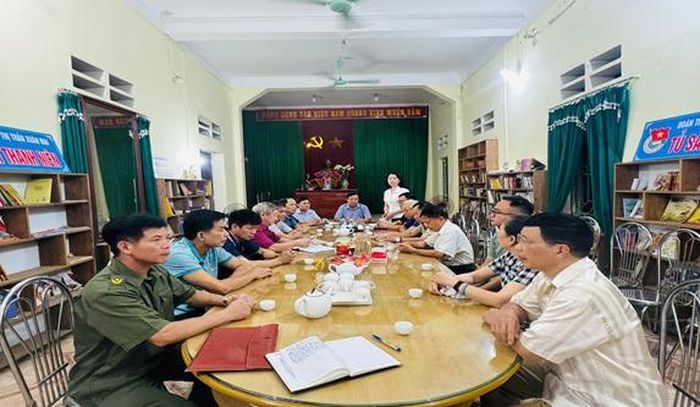 Sau mỗi ngày làm việc, cấp ủy Chi bộ cùng Ban công tác mặt trận thôn Tân Bình hội ý rút kinh nghiệm và xây dựng kế hoạch cho ngày hôm sau. Ảnh: PV