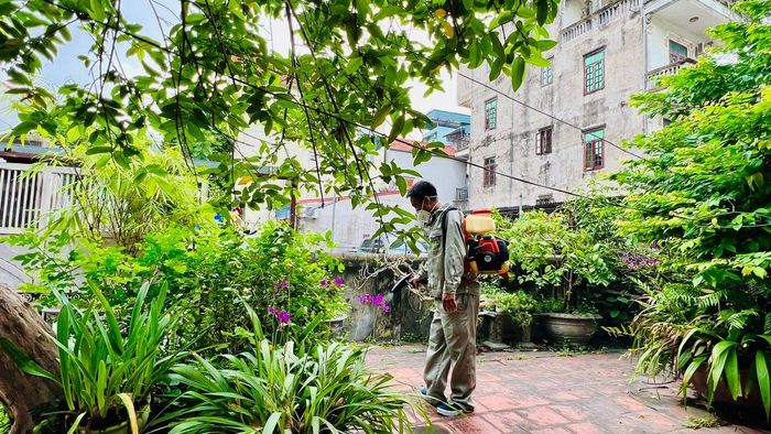 Lực lượng y tế phun hóa chất tại khu vực nhà dân, hạn chế sự phát triển của muỗi truyền bệnh. Ảnh: Tuệ Lâm
