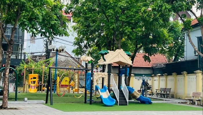 Các khu vực công cộng, sân chơi trên địa bàn phường được phun khử khuẩn nhằm hạn chế nguy cơ lây lan dịch bệnh. Ảnh: Tuệ Lâm