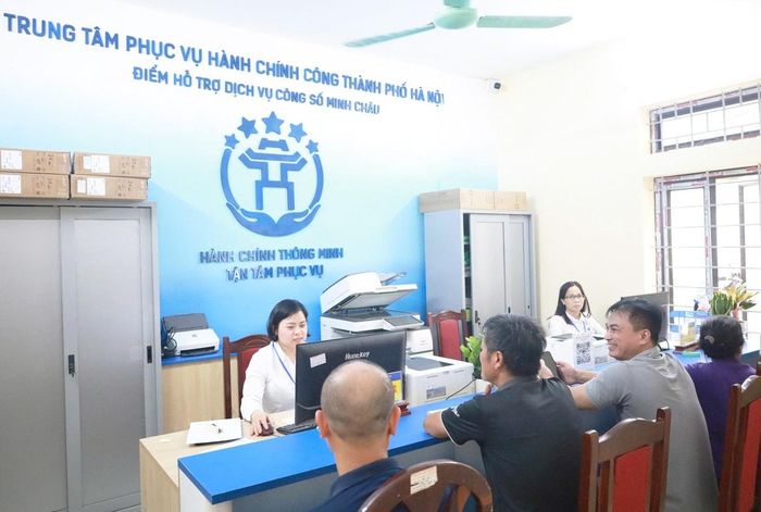 Người dân đến giải quyết thủ tục hành chính tại Điểm hỗ trợ dịch vụ công số của xã Minh Châu. Ảnh: Tuấn Minh