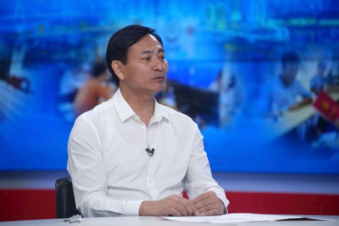 Phó Bí thư Thường trực Đảng ủy xã Minh Châu Nguyễn Huy Nhung tham gia trao đổi tại Chương trình. Ảnh: Phạm Hùng