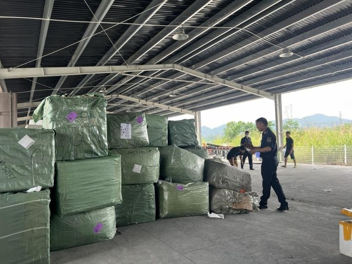 Lực lượng Hải quan kiểm tra lô hàng vi phạm. Ảnh: CHQ
