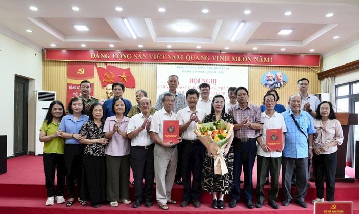 Ủy ban MTTQ Việt Nam phường Văn Miếu - Quốc Tử Giám tổ chức Hội nghị tiếp nhận các tổ chức xã hội quần chúng do Đảng và Nhà nước giao nhiệm vụ về trực thuộc MTTQ Việt Nam phường. Ảnh: An Quyên