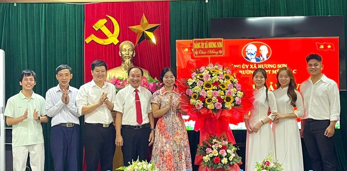 Ba học sinh ưu tú được kết nạp Đảng là dấu mốc đáng nhớ trên hành trình trưởng thành của tuổi trẻ trường THPT Mỹ Đức C. (Ảnh: Nguyễn Công)