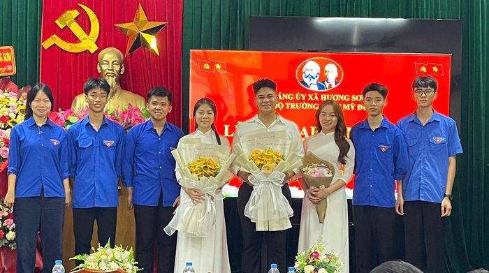 Chi đoàn trường THPT Mỹ Đức C tặng hoa chúc mừng 3 đoàn viên ưu tú được đứng trong hàng ngũ của Đảng. (Ảnh: Nguyễn Công)