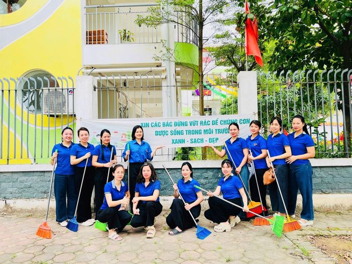 Cán bộ, giáo viên Trường Mầm non Đoàn Thị Điểm tham gia vệ sinh môi trường, góp phần lan tỏa lối sống xanh và xây dựng môi trường giáo dục thân thiện, an toàn cho trẻ. Ảnh: Tuệ Lâm