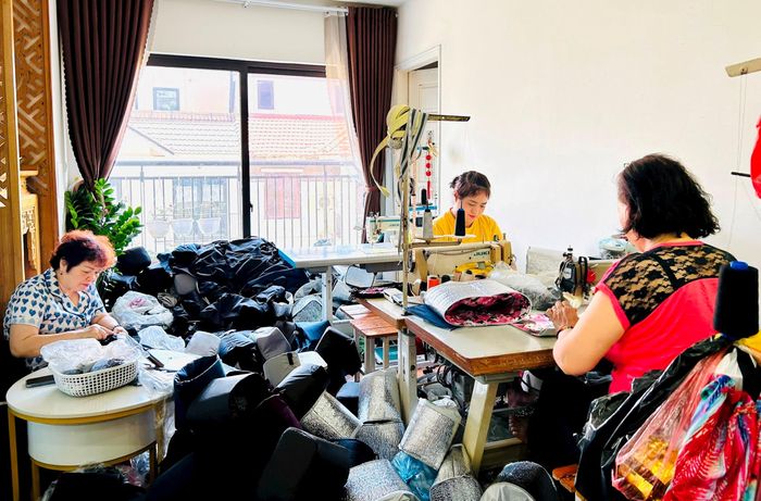 Nguồn vốn vay 100 triệu đồng giúp chị Nguyễn Thị Thúy Hồng và các hội viên mở xưởng may khởi nghiệp. Ảnh: Trần Oanh.