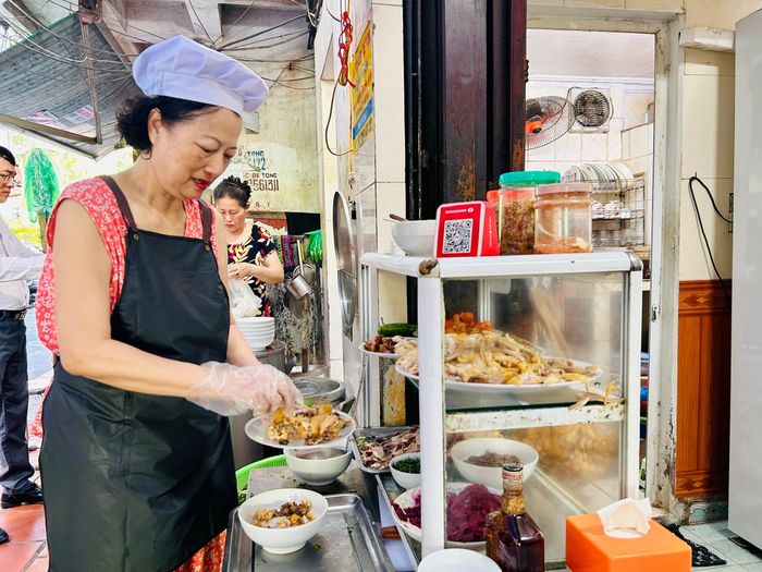 Nhờ nguồn vốn vay tín chấp của Hội LHPN phường Hoàng Mai, hộ gia đình bà Vũ Thị Thanh Vân đã phát triển kinh tế, tạo việc làm cho 3 người lao động. Ảnh: Trần Oanh.