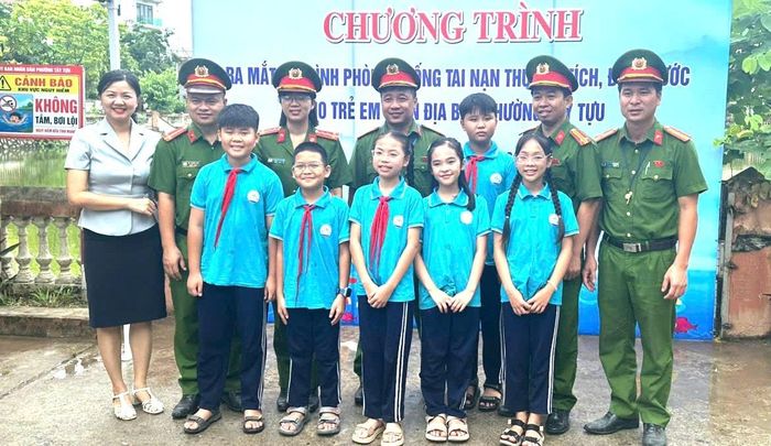 Các hoạt động ý nghĩa, thiết thực của phường Tây Tựu giúp các em học sinh có một mùa hè vui tươi, bổ ích và an toàn. Ảnh Bích Luyện