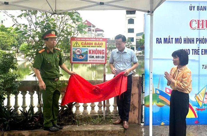 Phường triển khai lắp đặt biển cảnh báo, rào chắn tại các khu vực nguy hiểm, nhằm đảm bảo an toàn cho trẻ em. Ảnh Bích Luyện